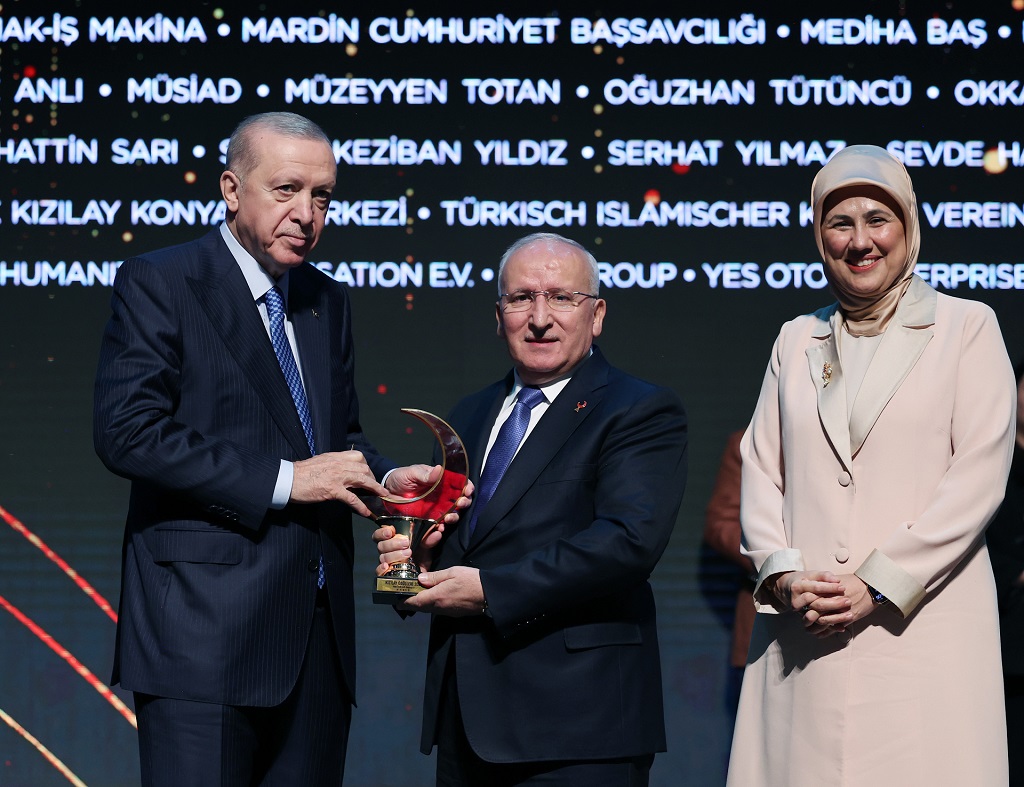 Sancak Yat�r�m, Türk K�z�lay Ödüllerin'de "Y�l�n �stikrarl� Ba���ç�s� Birincilik" ödülünü ald�.